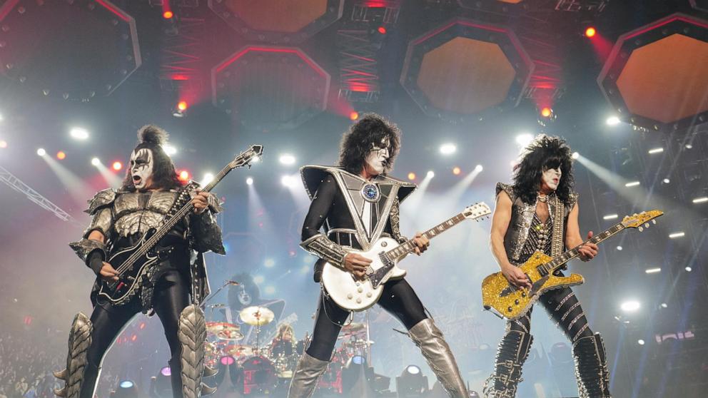 Kiss verkoopt de catalogus, merknaam en intellectueel eigendom.  Gene Simmons verzekert fans dat het een ‘samenwerking’ is