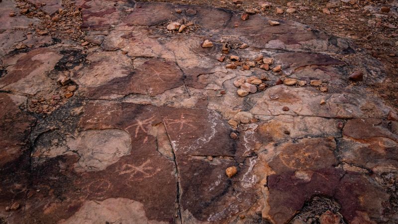Oude uitgesneden tekeningen gevonden naast voetafdrukken van dinosauriërs in Brazilië