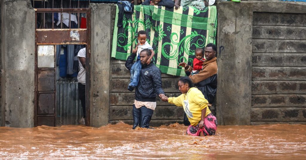 Overstromingen overspoelen Kenia, waarbij ten minste 32 mensen om het leven komen en duizenden mensen op de vlucht zijn