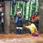 Overstromingen overspoelen Kenia, waarbij ten minste 32 mensen om het leven komen en duizenden mensen op de vlucht zijn