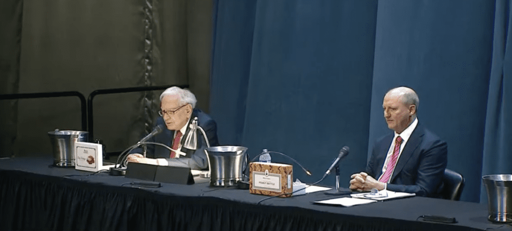 Warren Buffett betreedt voor het eerst het podium zonder Charlie Munger