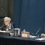 Warren Buffett betreedt voor het eerst het podium zonder Charlie Munger