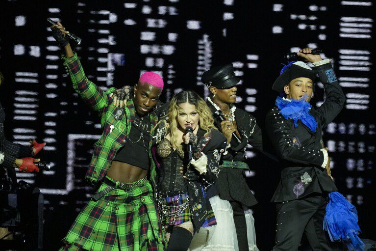 Madonna treedt op tijdens de laatste show van haar Celebration Tour, op het strand van Copacabana in Rio de Janeiro, Brazilië, zaterdag 4 mei 2024. (AP Photo/Silvia Izquierdo)