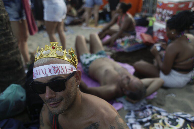 Fans wachten op de start van Madonna's laatste show van haar Celebration Tour, op het strand van Copacabana in Rio de Janeiro, Brazilië, zaterdag 4 mei 2024. (AP Photo/Bruna Prado)