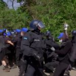 Kijk hoe de Duitse politie botst met demonstranten bij de Tesla-fabriek in Berlijn