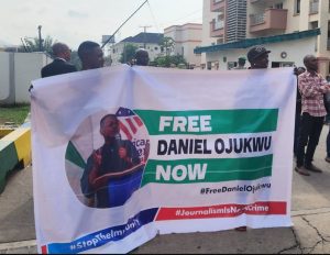 Een spandoek waarin de vrijlating van Daniel Ojukwu wordt geëist tijdens een protest op het hoofdkwartier van de strijdkrachten in Abuja op donderdag [Credit: @BukkyShonibare]