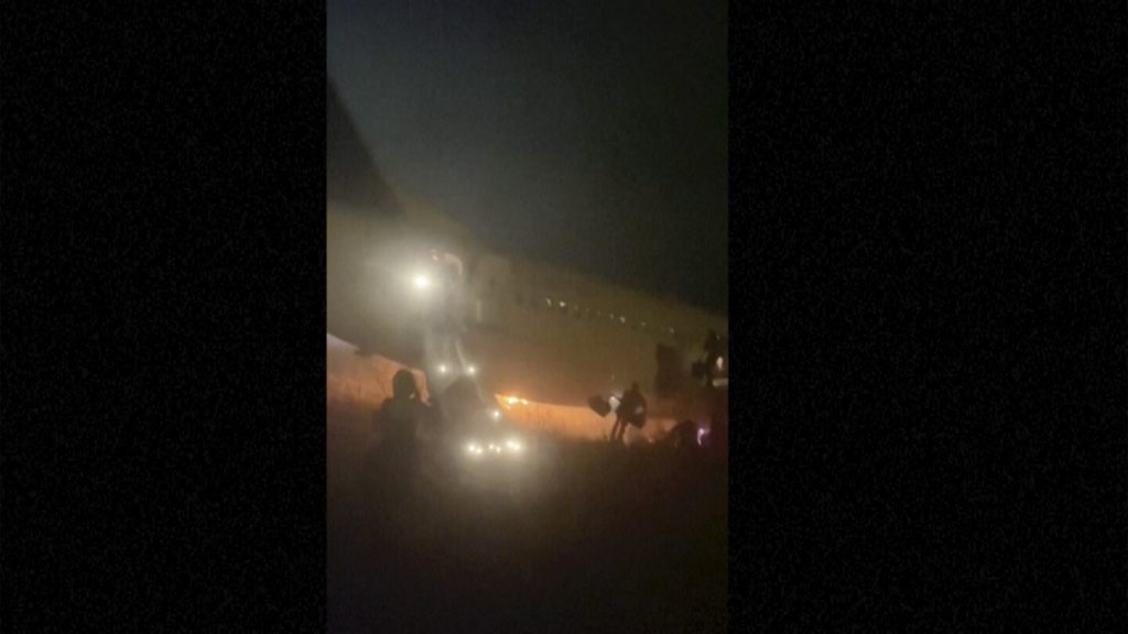 Een Boeing 737 vloog in brand en gleed van de landingsbaan in Senegal, waarbij tien mensen gewond raakten.