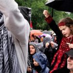 Honderden pro-Palestijnse demonstranten verzamelen zich in de regen in de hoofdstad om het huidige en pijnlijke verleden te herdenken