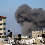 Israël neemt de controle over de grensovergang bij Rafah over terwijl gesprekken over een staakt-het-vuren met onzekerheid te maken hebben: live updates