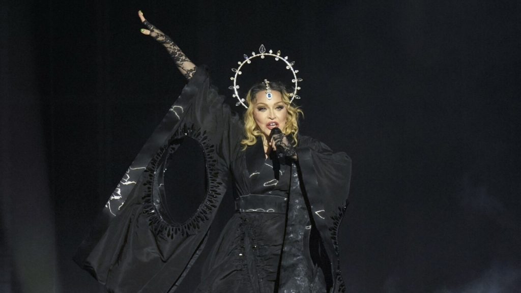 Madonna's grootste concert ooit verandert het strand van Copacabana in Rio in een enorme dansvloer