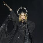 Madonna’s grootste concert ooit verandert het strand van Copacabana in Rio in een enorme dansvloer