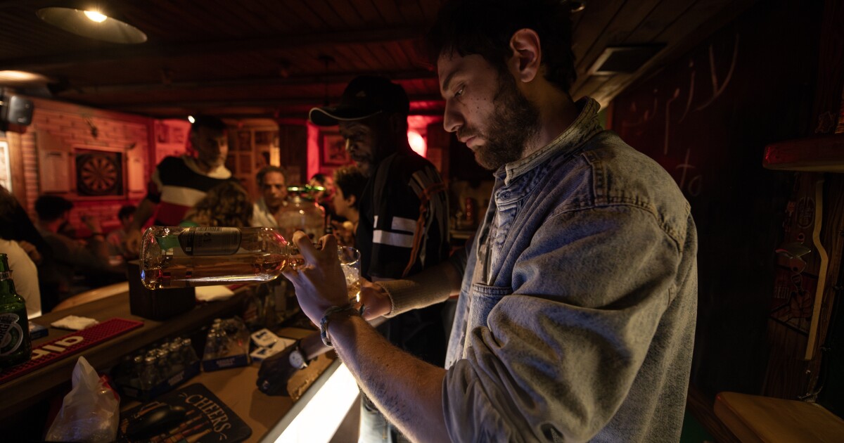 Wat er gebeurde toen de conservatieve nieuwe leiders van Syrië 60 Damascus -bars probeerden te sluiten