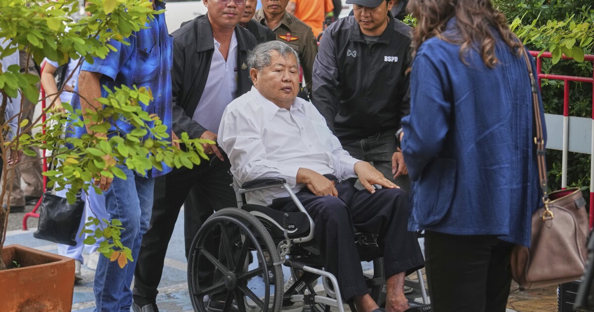 Bouwmagnaat geeft zich over aan de politie over Bangkok Tower instorten in aardbeving