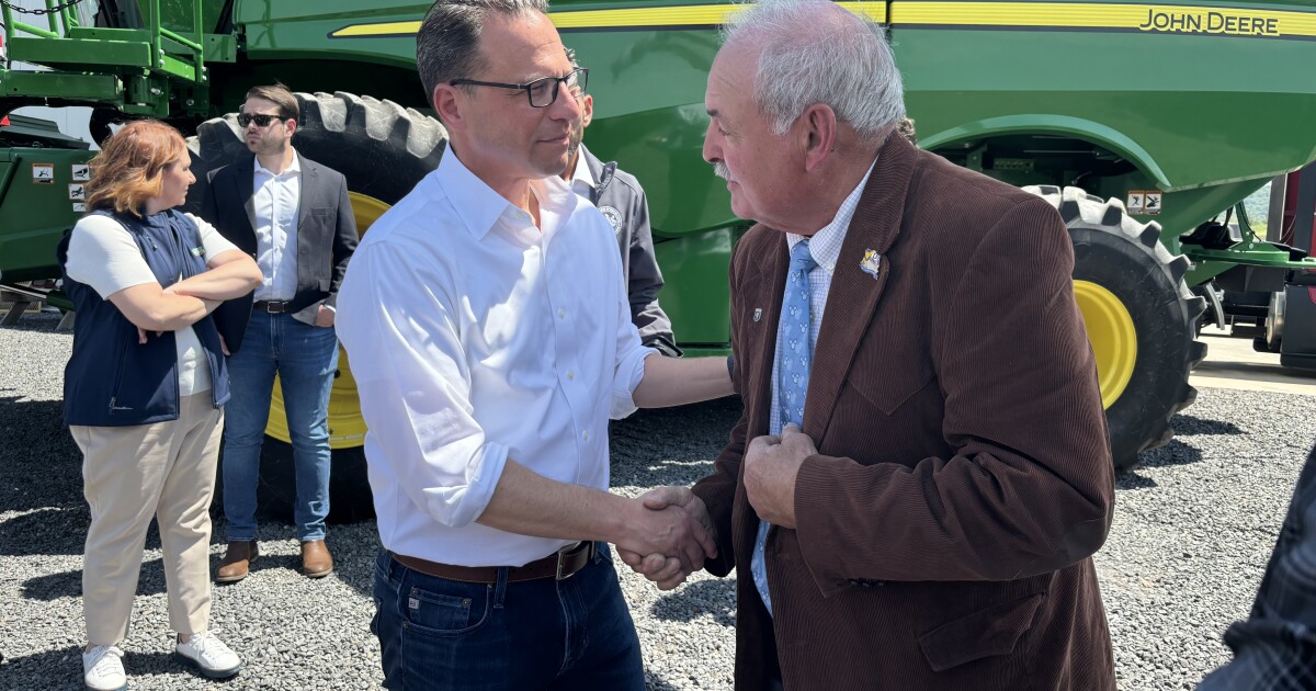 Shapiro -stronken voor landbouwfinanciering, ontploffen federale bezuinigingen in Schuylkill County Farm bezoek