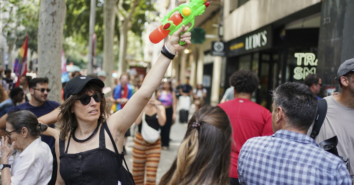 Spanjaarden draaien waterpistolen op bezoekers om te protesteren
