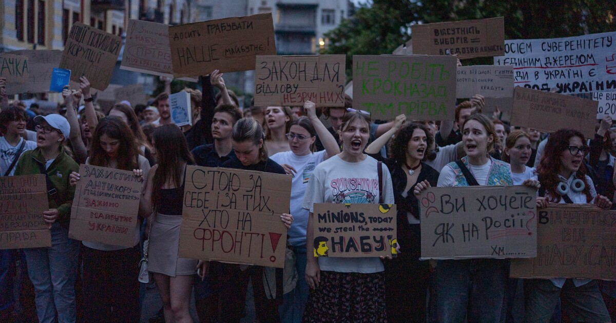 Duizenden protesteren terwijl Zelenskyy Bill ondertekent die anti-corruptie-agentschappen verzwakken