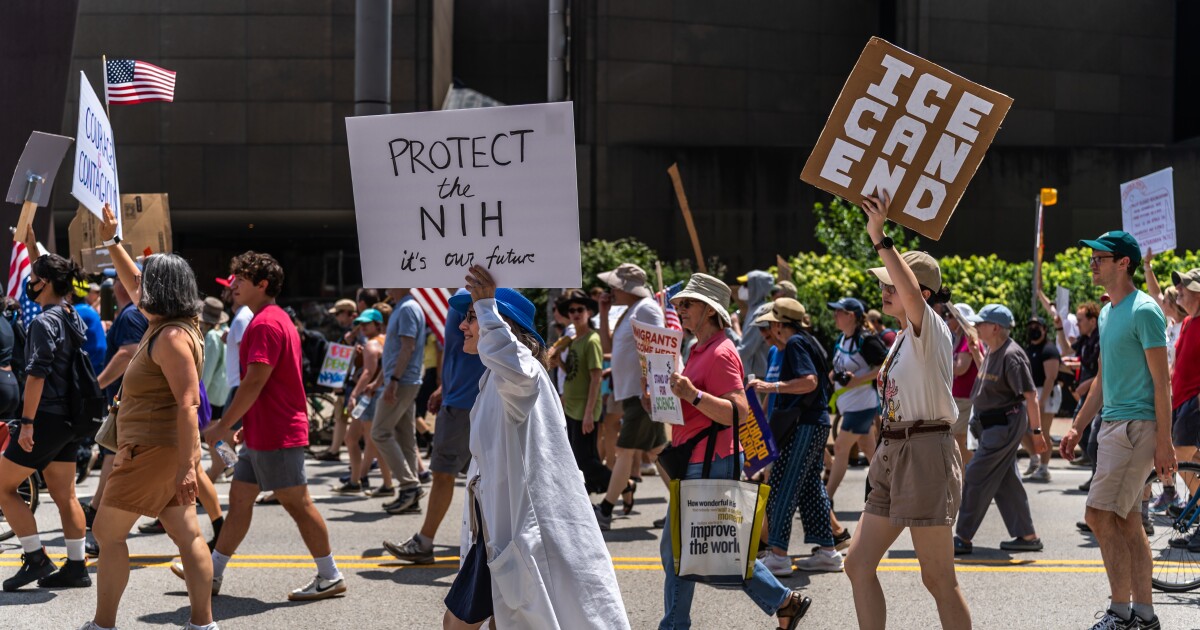 Honderden verzamelen zich om te protesteren tegen Trump, afhankelijkheid van fossiele brandstoffen tijdens Energy Summit