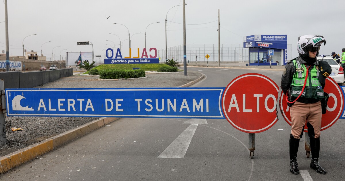 Een tsunami vindt zijn weg over de Stille Oceaan, met golven die de Amerikaanse westkust raken