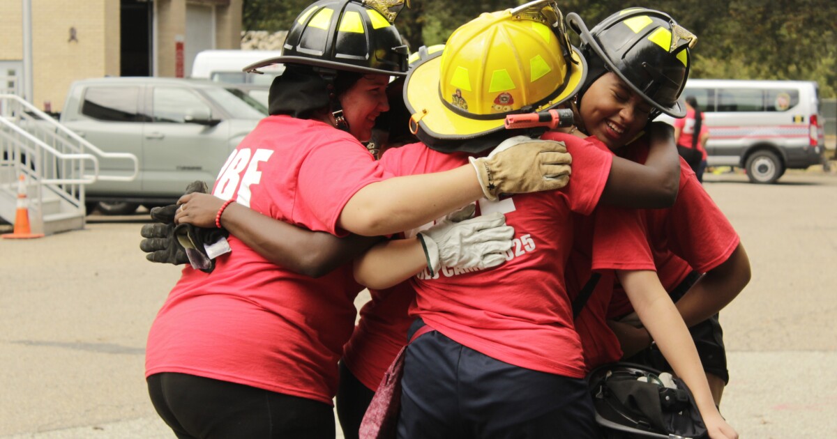 Studenten Kindle interesse in brandbestrijding bij Pittsburgh Bureau of Fire Girls Camp