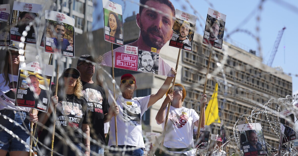 Video's van uitgemergelde gijzelaars in Gaza verhogen de druk op Israël voor een staakt -het -vuren