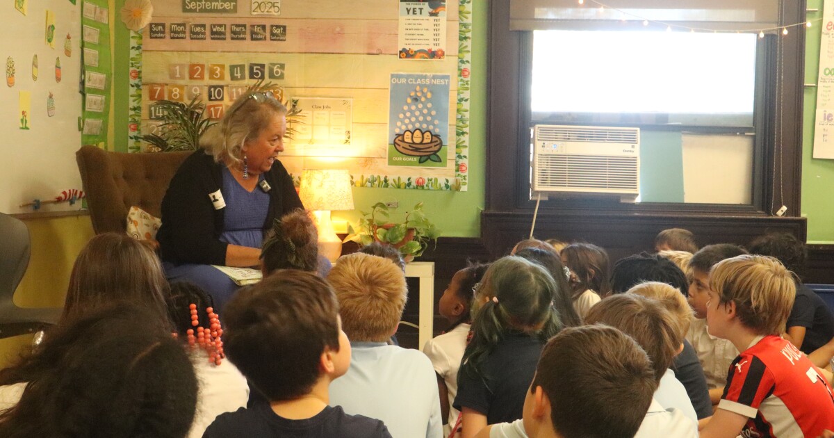 Ecoloog, auteur Robin Wall Kimmerer bezoekt milieucharterschool om liefde voor de natuur te inspireren