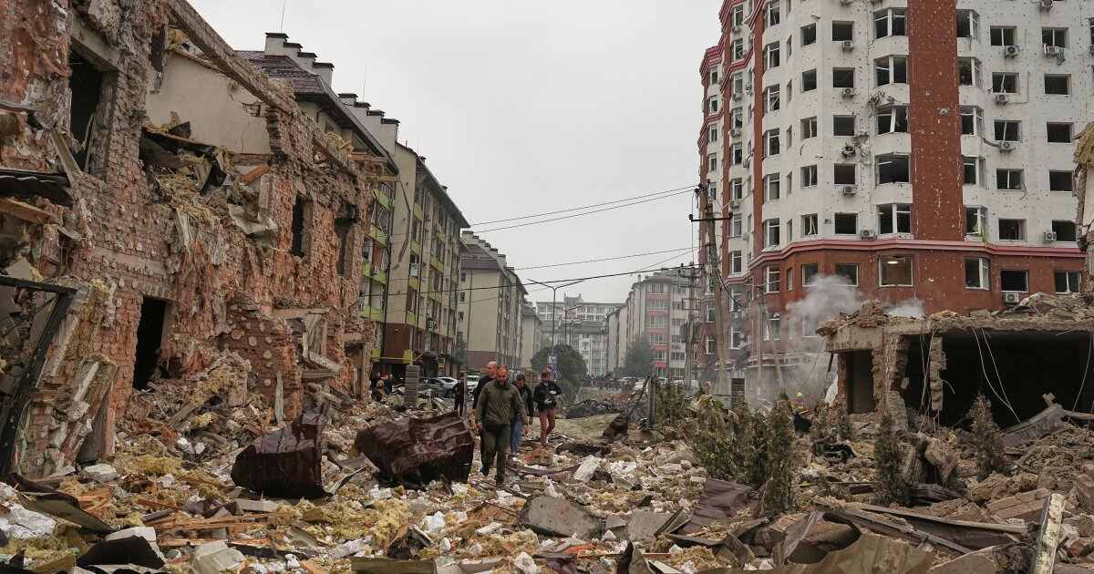 Russische stakingen doden 4 in Oekraïne, omdat Zelenskyy er bij de wereld op aandringt om niet 'een oogje dicht te wenden'