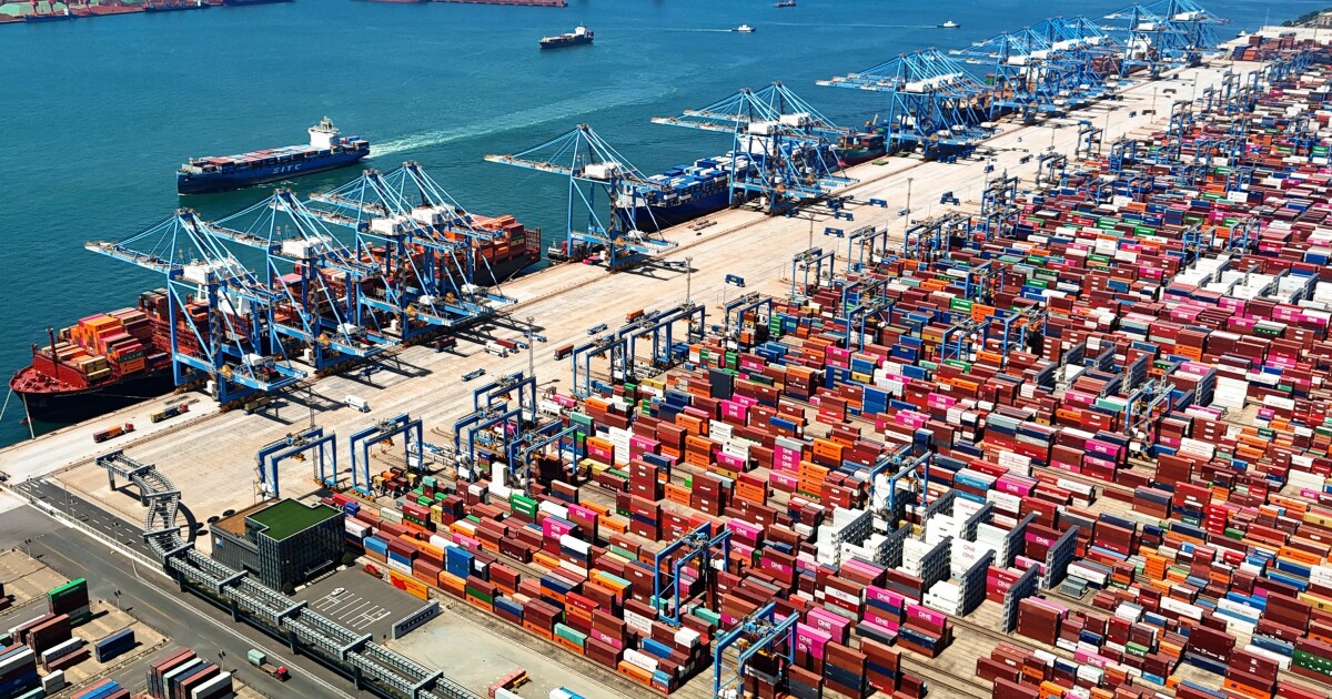 China belooft standvastig te blijven tegen de dreiging van 100% importheffingen van Trump