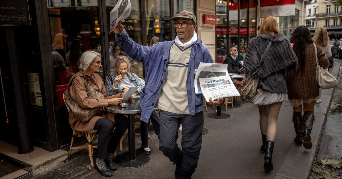Ali Akbar, die vijftig jaar lang kranten in de straten van Parijs heeft verkocht, is nu een ridder