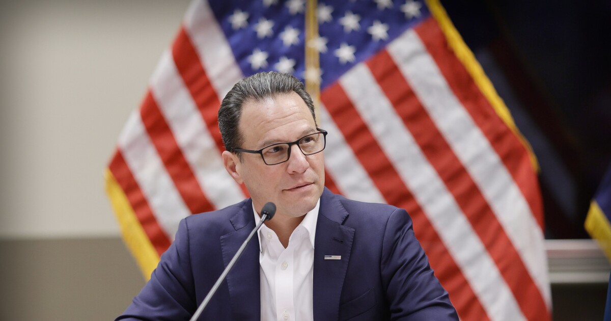 Ambtenaren van het ministerie van Financiën vragen zich af of belastingbetalers legaal kunnen betalen voor beveiligingsupgrades in het huis van Shapiro