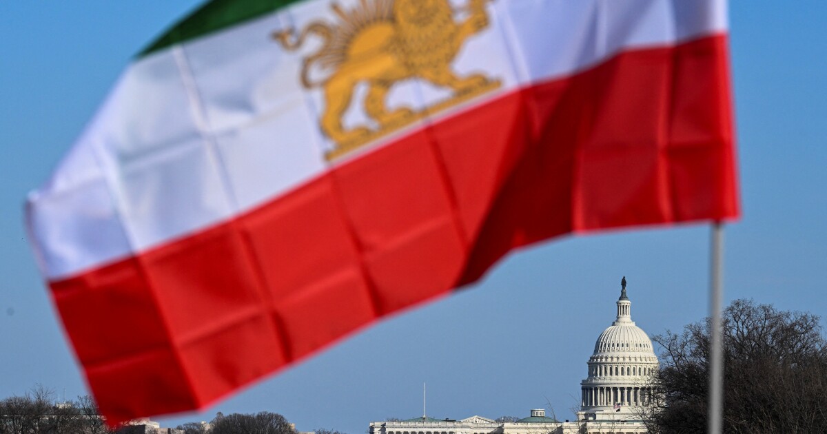 De Amerikaanse militaire opbouw nabij Iran bereikt een kritiek niveau. En de plannen van Trump voor Gaza