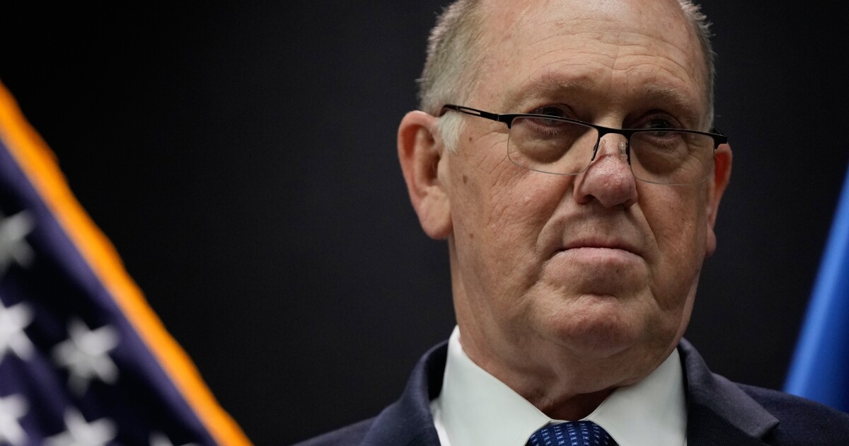 De grenstsaar van Trump zegt dat een ‘kleine’ veiligheidsmacht in Minnesota zal blijven