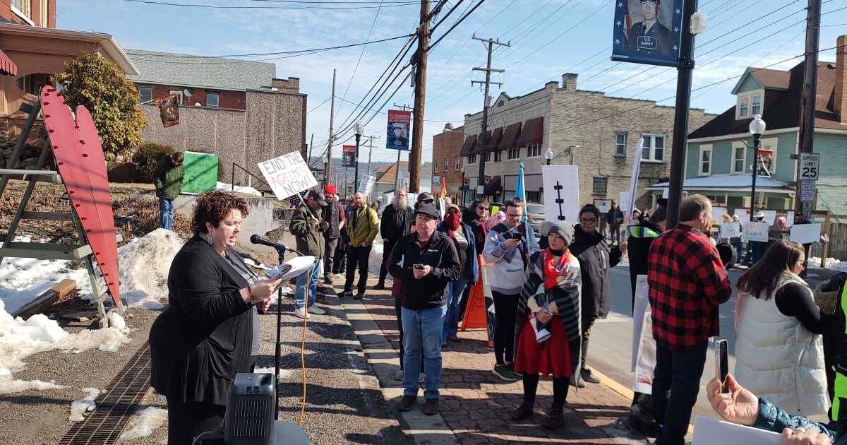 Demonstranten uit Springdale pleiten voor de gedetineerde immigrant Cordova Flores, terwijl er een confrontatie ontstaat