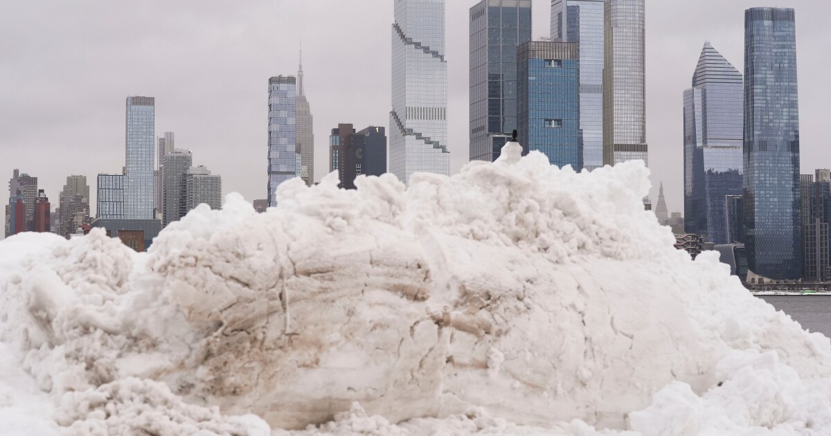Een enorme sneeuwstorm in het noordoosten dwingt miljoenen mensen thuis te blijven