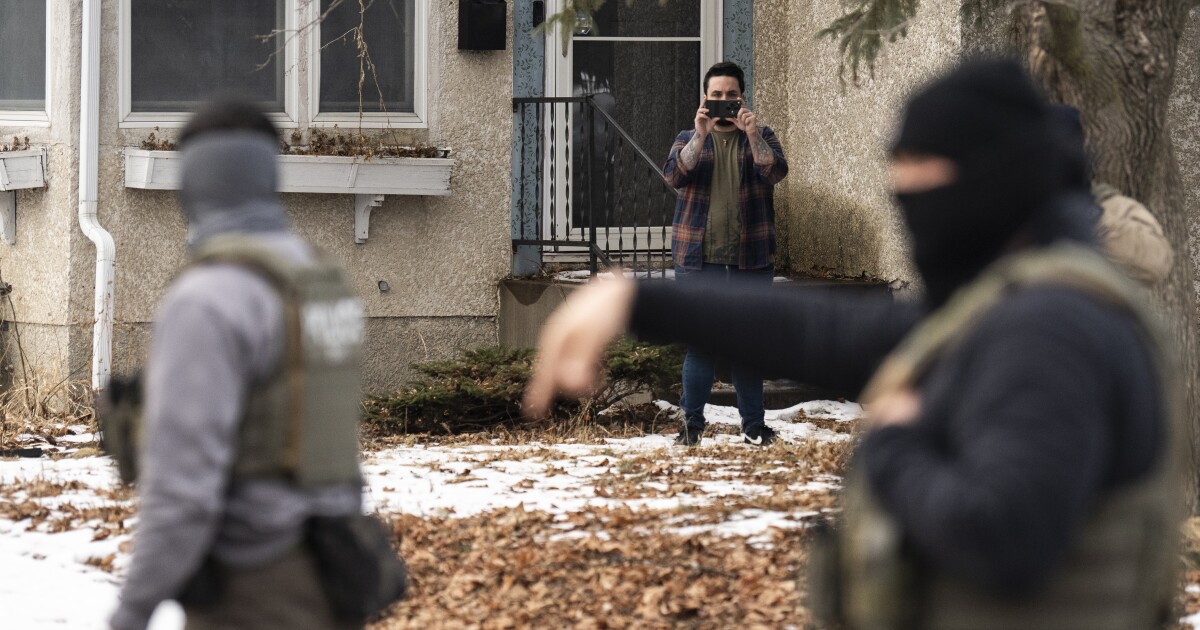 Een nieuwe rechtszaak beweert dat het DHS waarnemers illegaal heeft gevolgd en geïntimideerd