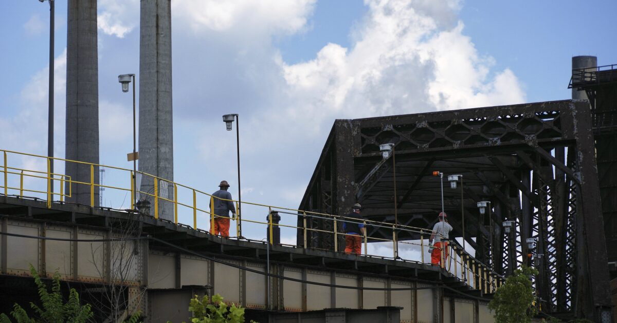 Het federale agentschap signaleert veiligheidstekortkomingen die werknemers 'blootstellen' aan explosies in de Amerikaanse staalfabriek in Clairton
