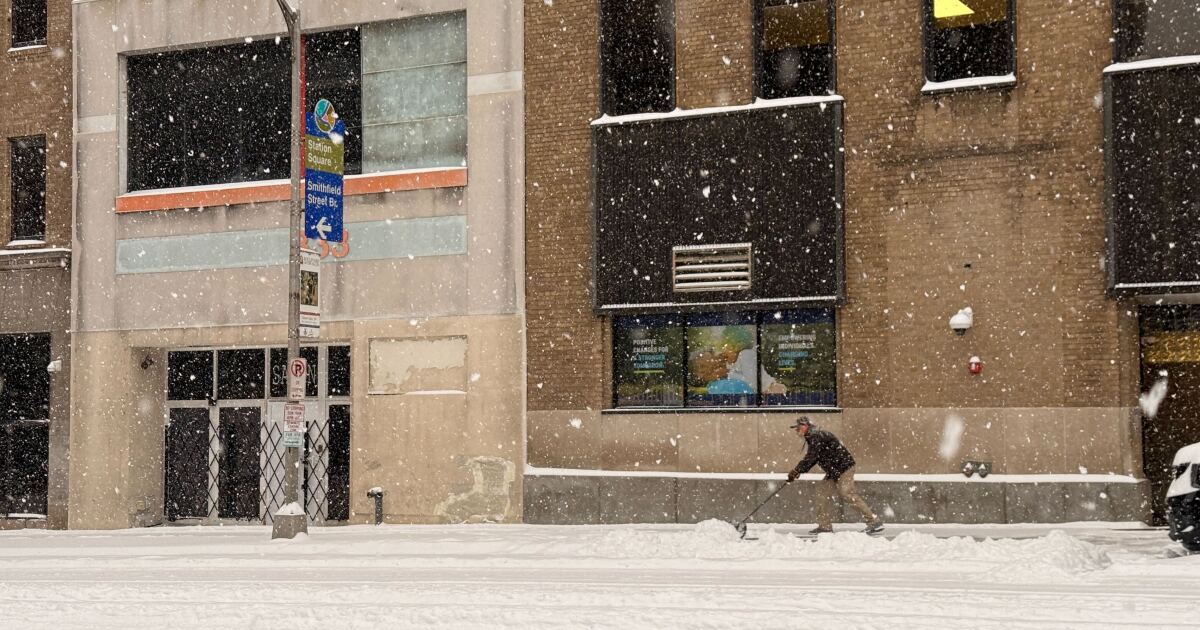Sneeuw scheppen? Overmatige inspanning en koude temperaturen kunnen uw hartrisico's verhogen