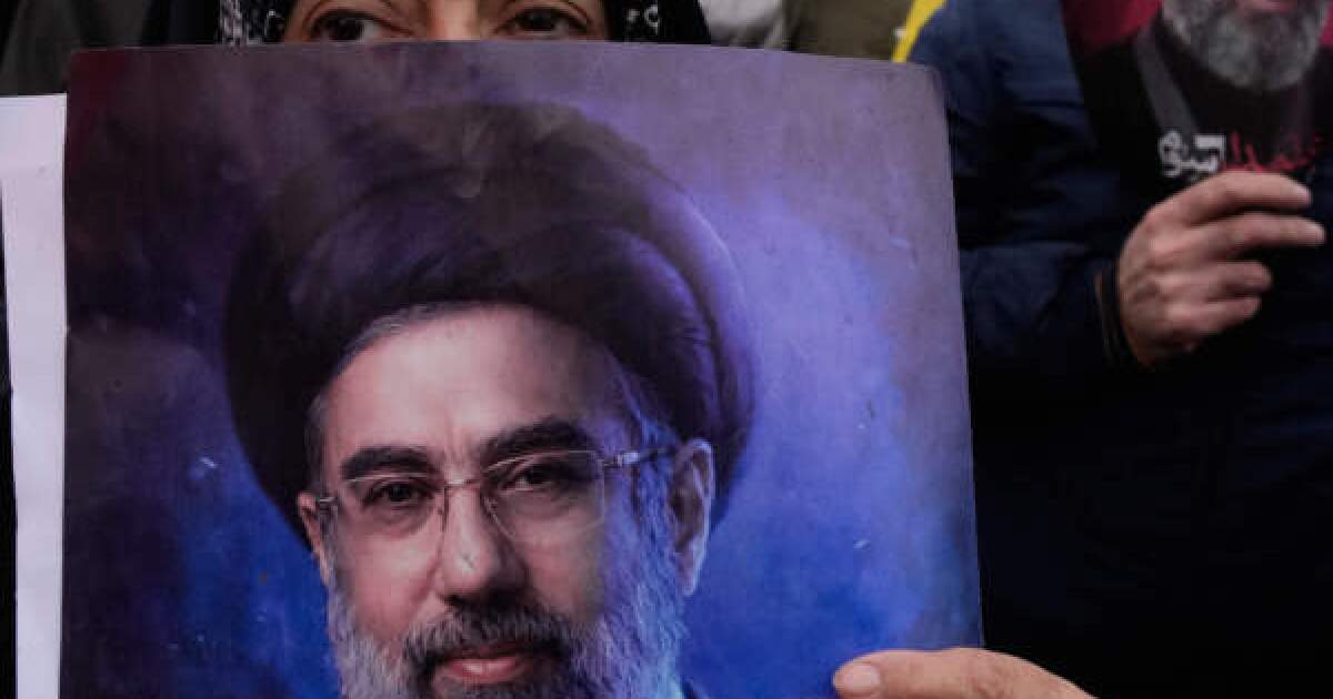 De VS zeggen dat hij zwak en onaanvaardbaar is. Maar wie is Opperste Leider Mojtaba Khamenei?