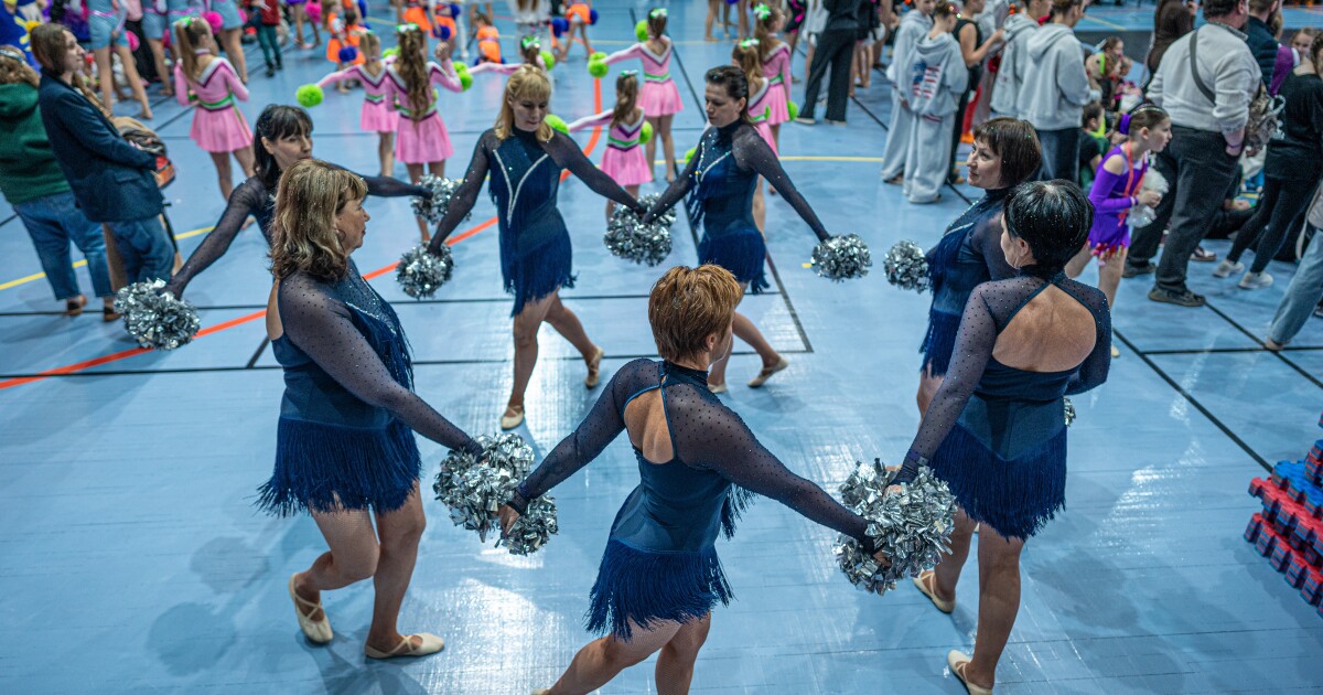 Een team midlife-cheerleaders in Oekraïne weigert zich door de oorlog te laten verslaan