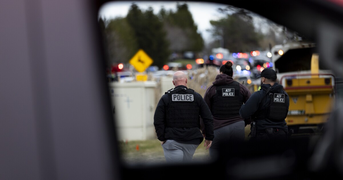 FBI onderzoekt aanslagen in Michigan en Virginia. En de Senaat keurt de huisvestingswet goed