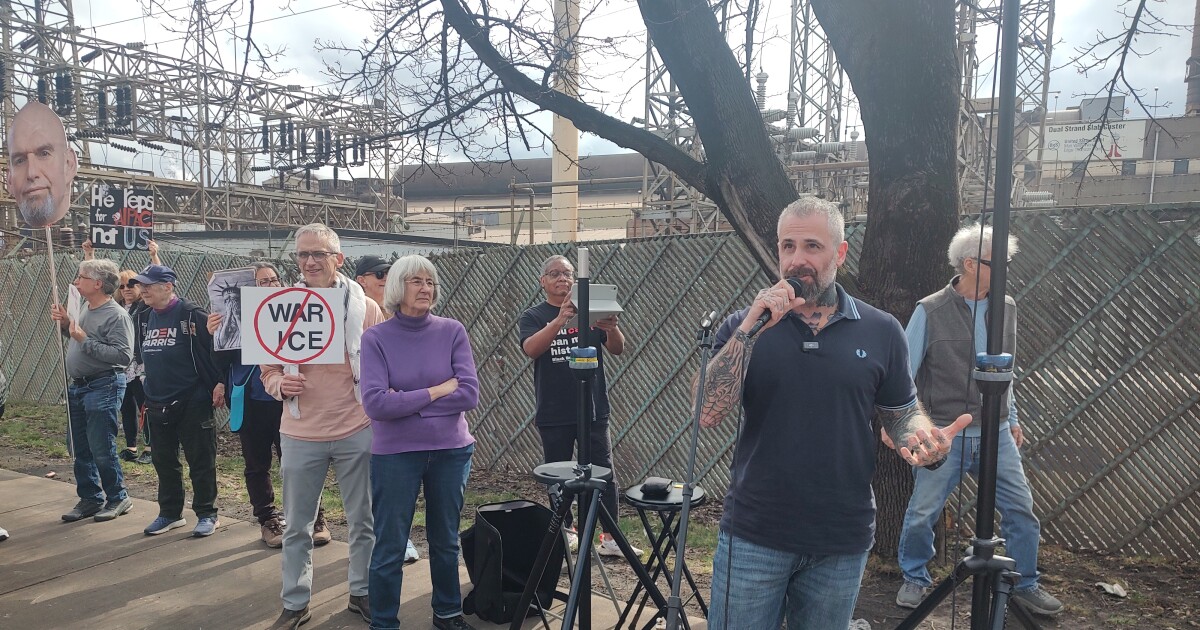 Fetterman heeft de Democraten die hem steunden 'verraden', zegt een officier die tijdens de opstand van 6 januari werd aangevallen