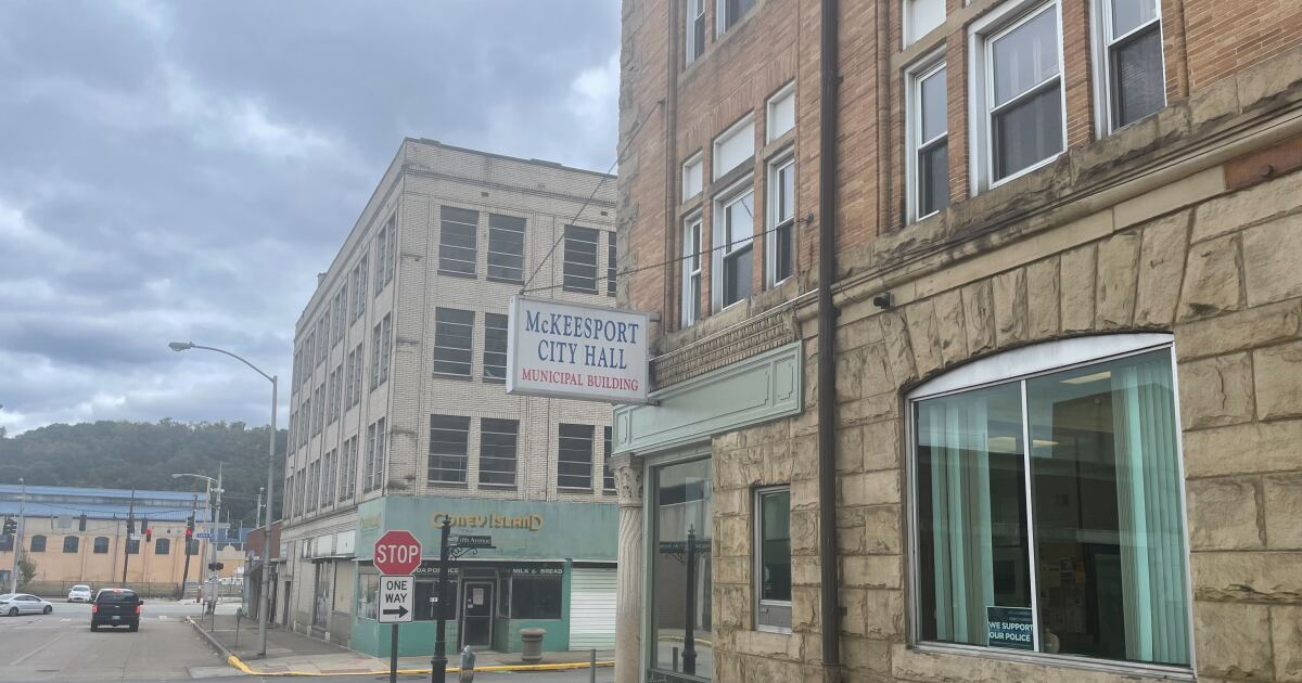 Leden van de McKeesport-gemeenschap vieren de schikking van wangedrag van de politie