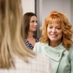 Penningmeester Garrity kocht Israëlische obligaties. Kandidaat Garrity voerde vervolgens campagne op het gala van het bedrijf.