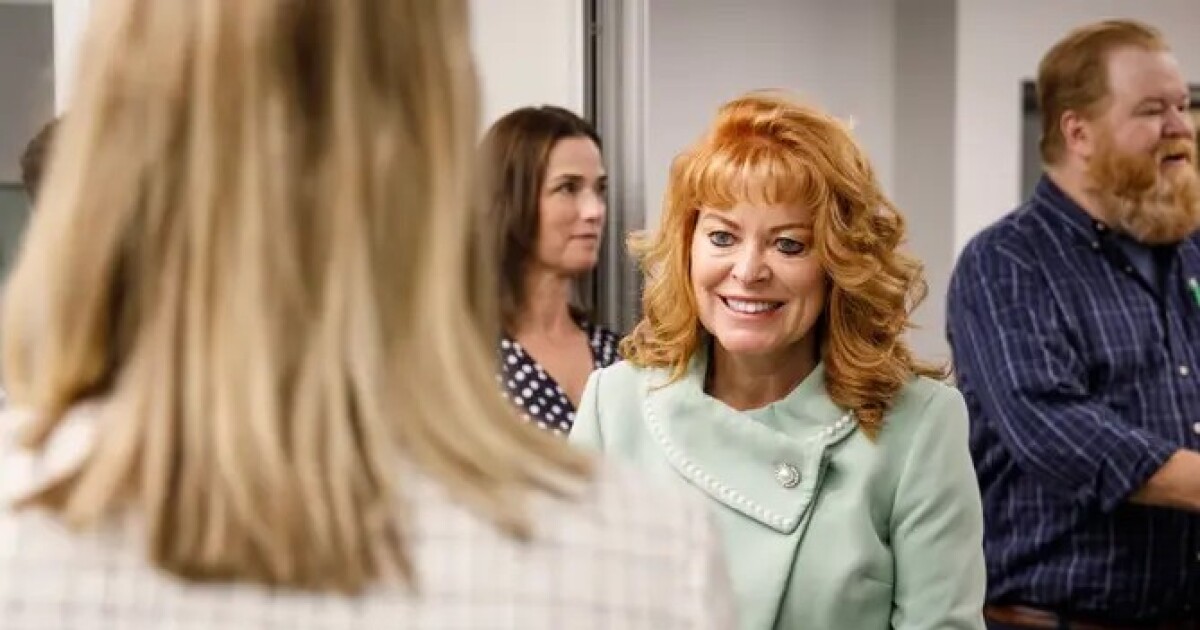 Penningmeester Garrity kocht Israëlische obligaties. Kandidaat Garrity voerde vervolgens campagne op het gala van het bedrijf.