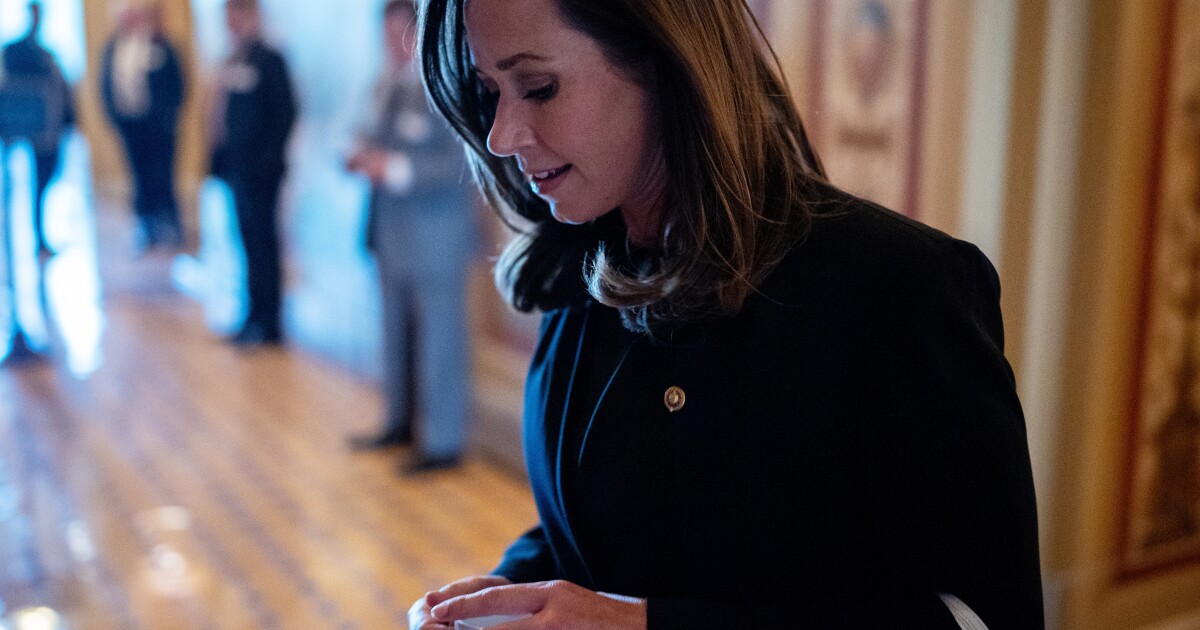 SNL bespotte haar als een 'enge moeder.' In de Senaat is Katie Britt een opkomende dealmaker