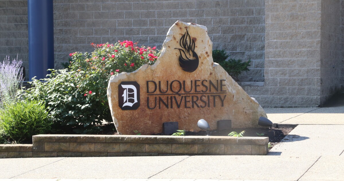 Studenten uit Pittsburgh presenteren een federaal wetsvoorstel om werknemers te beschermen tegen AI-verplaatsing tijdens een hackathon