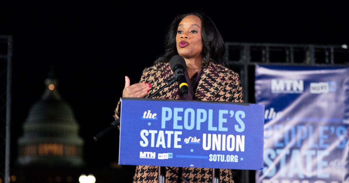 Summer Lee spreekt namens de progressieve groep en bestempelt de toespraak van Trump als ‘een overlijdensbericht voor het land’