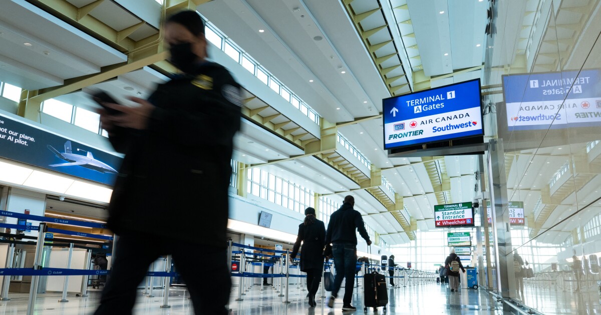 TSA-werknemers missen een volledig salaris, terwijl reizigers beveiligingskosten op de luchthaven blijven betalen