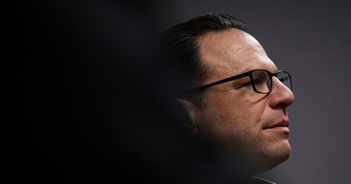 Terwijl het antisemitisme toeneemt en de strijd over Israël voortduurt, wendt Josh Shapiro zich tot zijn joodse geloof