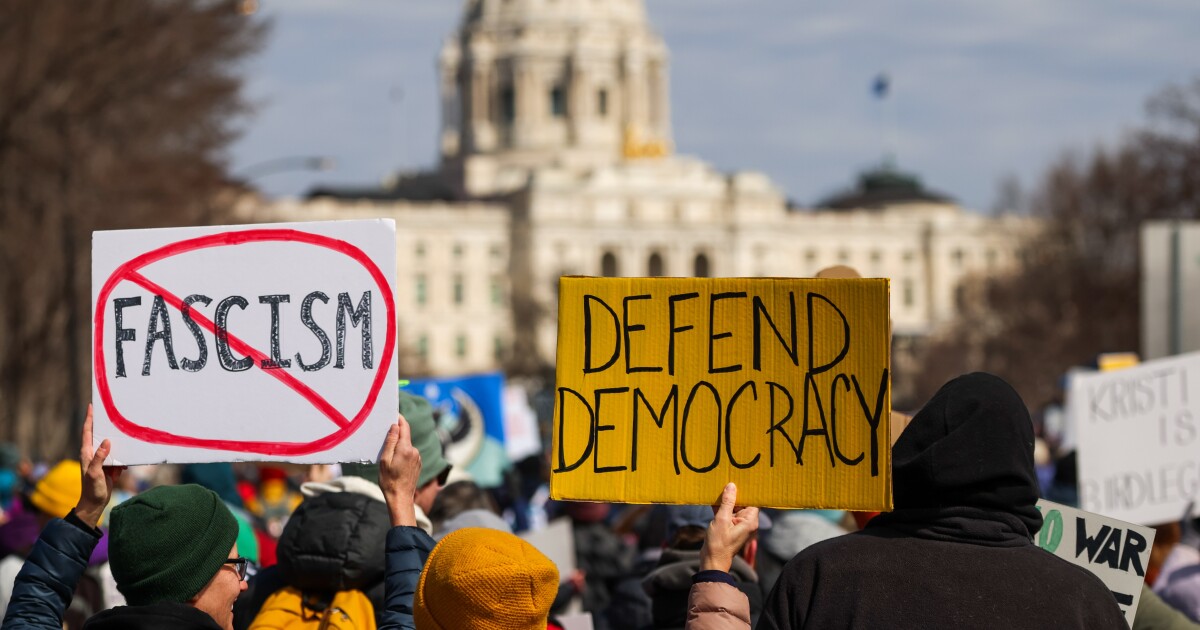 Tijdens ‘No Kings’-bijeenkomsten spreken anti-Trump-demonstranten zich uit tegen de ‘wreedheid’ van de ICE en de oorlog tegen Iran