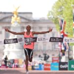De Keniaan Sabastian Sawe is de eerste persoon die een marathon van minder dan 2 uur loopt en wint in Londen